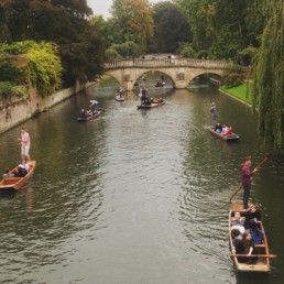 Cambridge Punting no Rio Cam