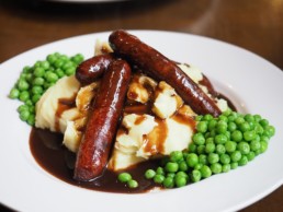 Comida Inglesa Bangers and Mash linguiça com purê de batata