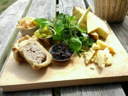 Comida Inglesa pork Pie com Salada