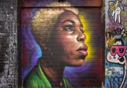 Graffiti na rua Brick Lane em Londres