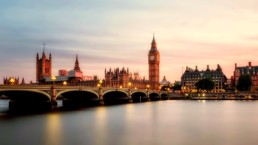 Skyline de Londres com o Rio Tâmisa e o Parlamento