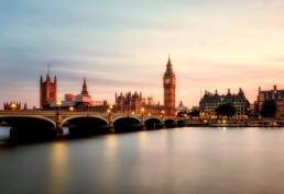 Skyline de Londres com o Rio Tâmisa e o Parlamento