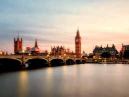 Skyline de Londres com o Rio Tâmisa e o Parlamento