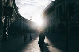 Pessoa caminhando sozinha pelas ruas de Londres